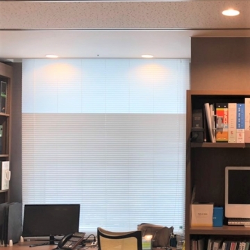 自然光を取り入れるブラインドでオフィスを明るく快適に！