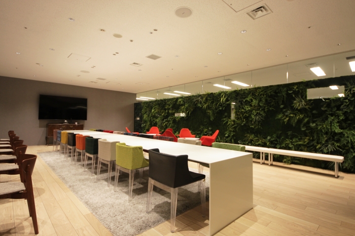 大阪オフィスを増床しました。グリーンウォールが出迎える自然と四季を感じられるオフィスです。