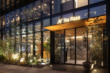 ヴィスが提供するデザイナーズオフィスビル『The Place（ザ プレイス）』を大阪・心斎橋にオープンしました。