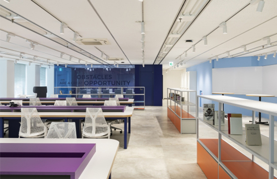 オフィスデザイン事例|空間ごとのデザインとカラーを楽しめるオフィス