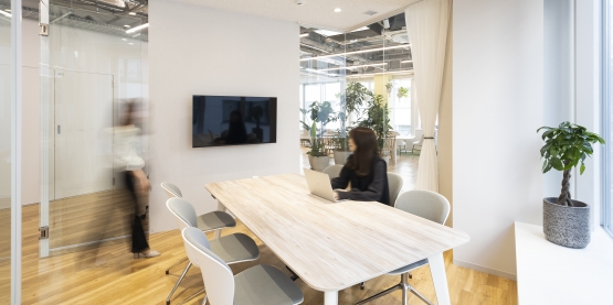 オフィスデザイン事例|開放的で自然を感じられる、過ごしやすい空間