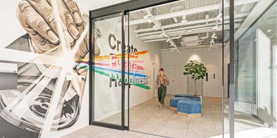 オフィスデザイン事例|人を繋ぎ、未来へのイノベーションを拓く「BOND」オフィス