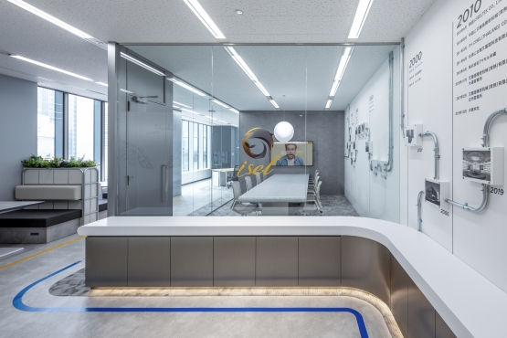 オフィスデザイン事例|未来感と工業感を組み合わせ、モノづくりの街から「アイセル」の名を広める場所
