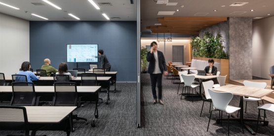 オフィスデザイン事例|シックなデザインと入居者専用の特別感を演出した利便性の高いラウンジ空間