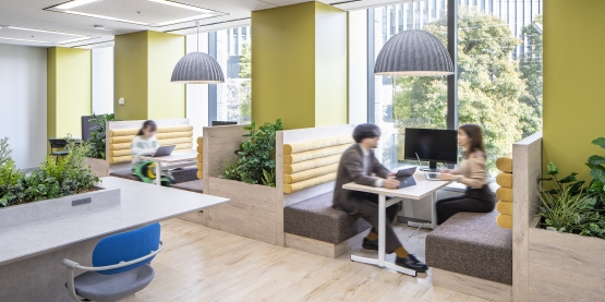 オフィスデザイン事例|初のフリーアドレス導入をベースに、人材や組織の可能性を表現した開放的なオフィス