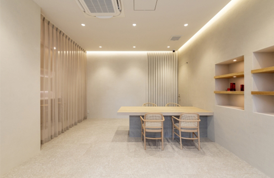 オフィスデザイン事例|コーポレートカラーと木目で製品とブランドの繊細さを表現したサロン型オフィス