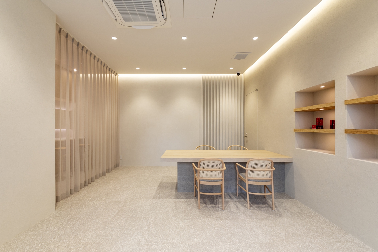 オフィスデザイン実績～コーポレートカラーと木目で製品とブランドの繊細さを表現したサロン型オフィス