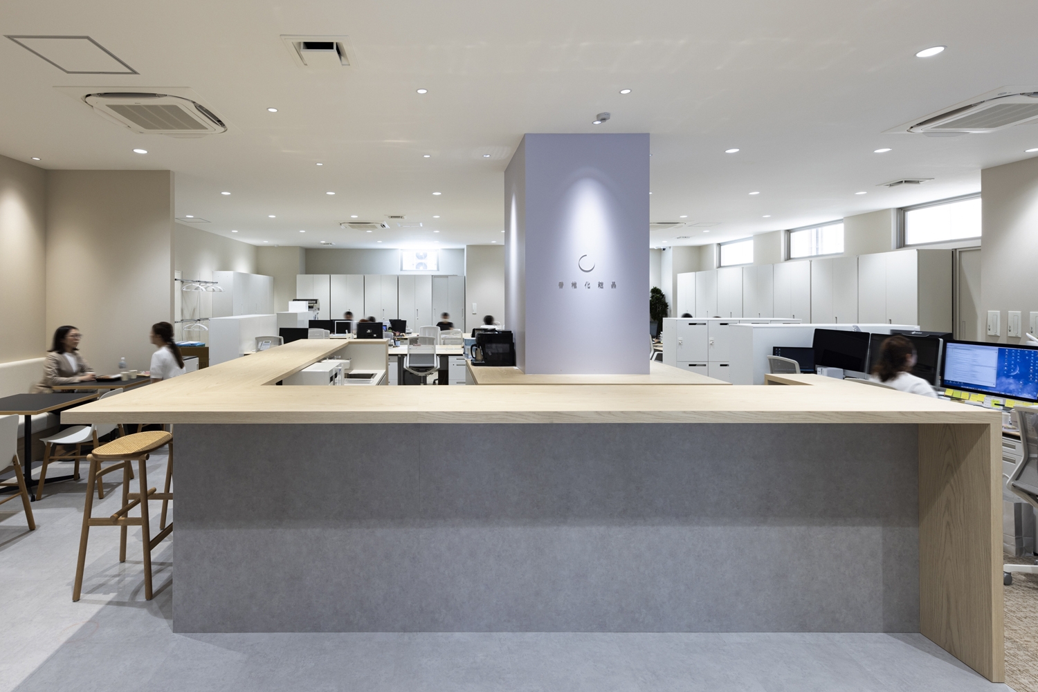 オフィスデザイン実績～コーポレートカラーと木目で製品とブランドの繊細さを表現したサロン型オフィス