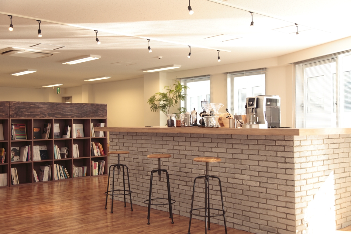 オフィスデザイン実績～カフェ×オフィス　心地よく働く空間
