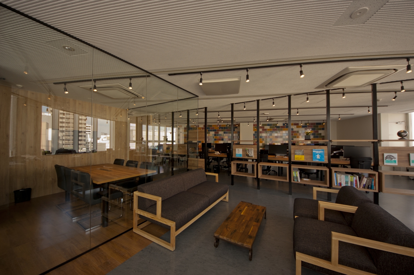 オフィスデザイン実績～造作家具を多用した居心地の良いヴィンテージカフェオフィス