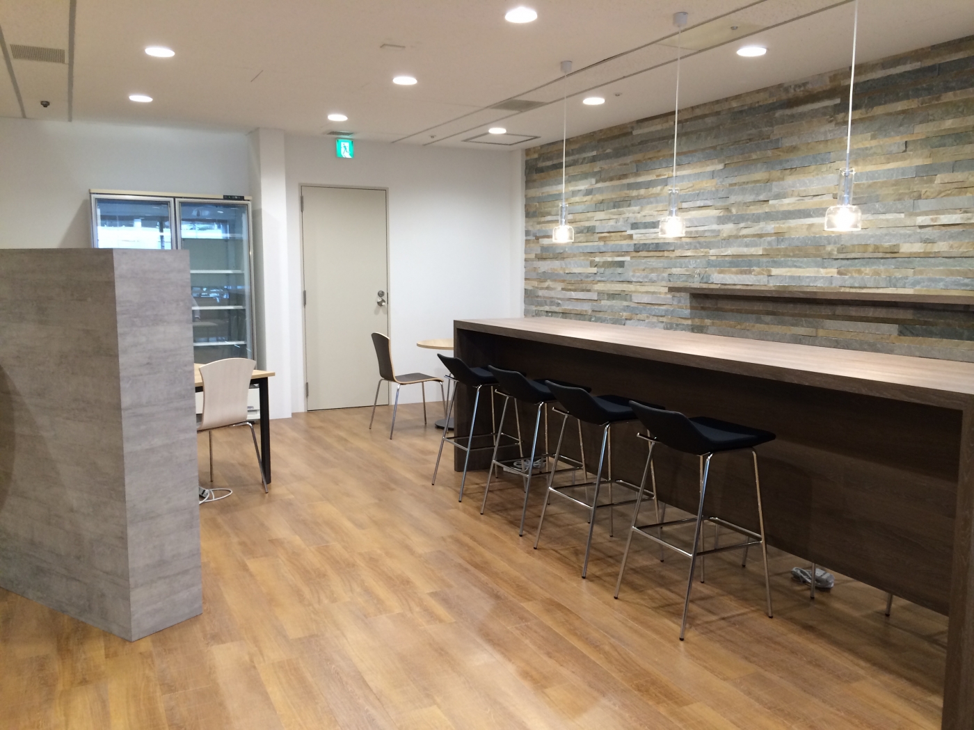 オフィスデザイン実績～社内外の交流を生み出すオーガニックカフェ風のエントランススペース