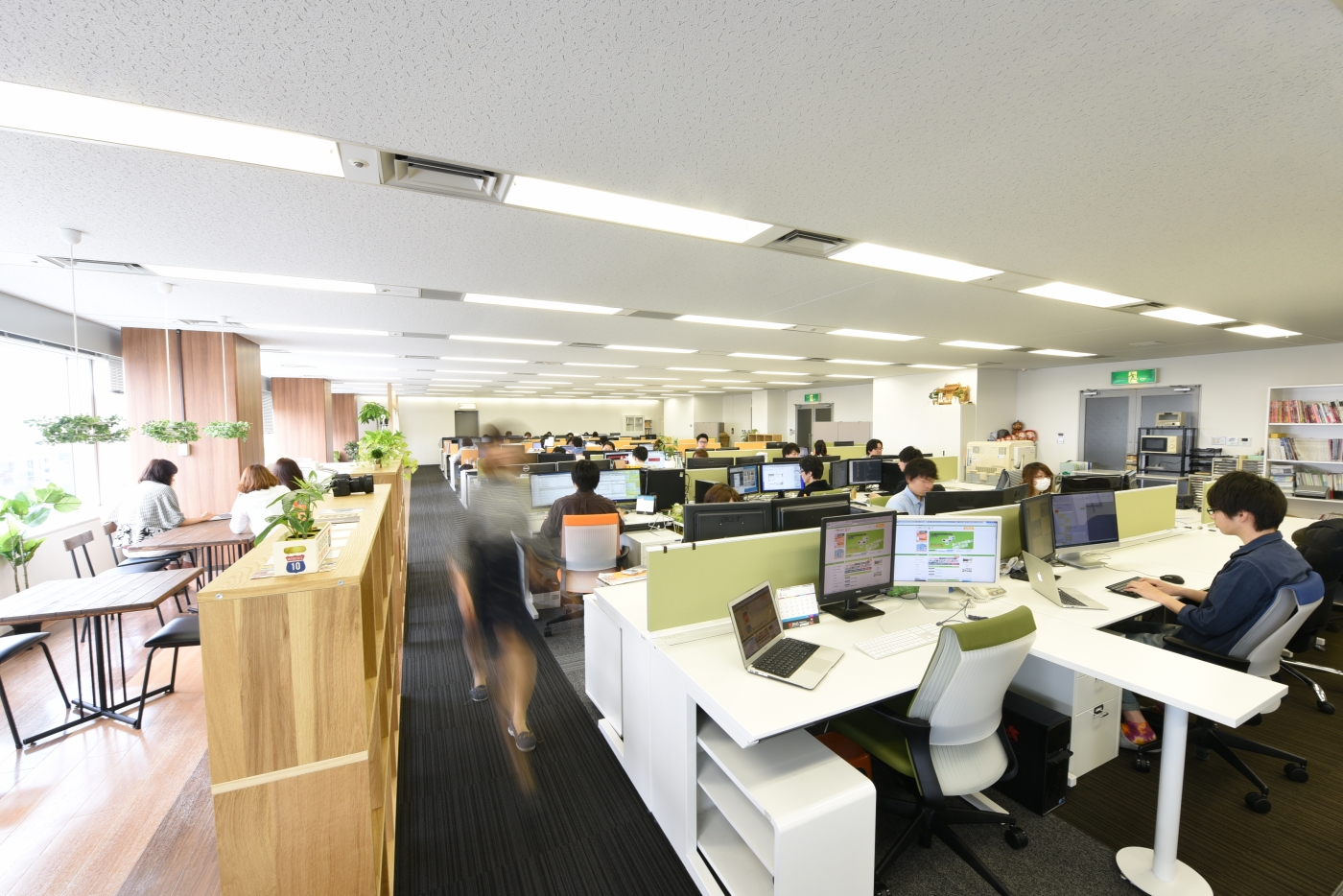 オフィスデザイン実績～フラットなデザイン設計で木目×緑の風通しの良いコミュニケーションオフィス