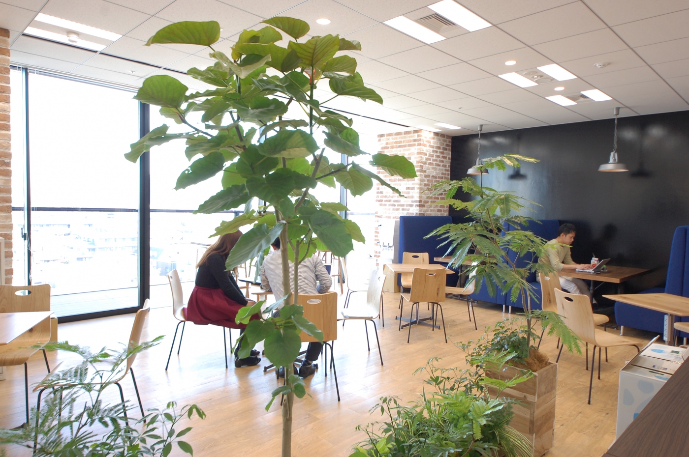 オフィスデザイン実績～石畳と木目の温かな雰囲気に包まれた南仏プロヴァンス風オフィス
