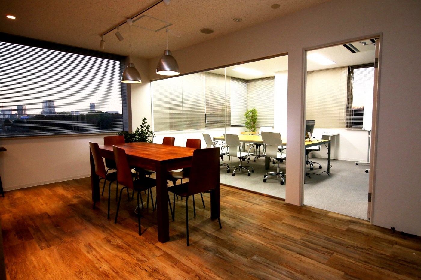 オフィスデザイン実績～ブルーのアクセントウォールが印象的なビターチョコレートのようなオフィス空間