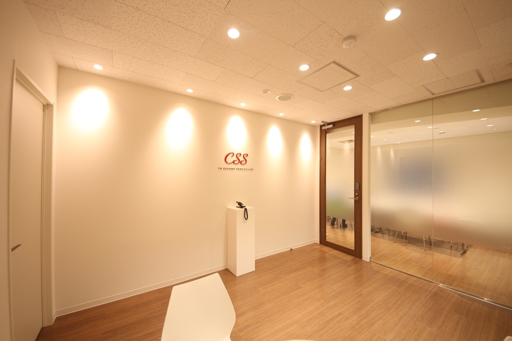 オフィスデザイン実績～優しい風合いのウッド調フロアタイルと空間をゆるやかに区切るガラスパーテーション
