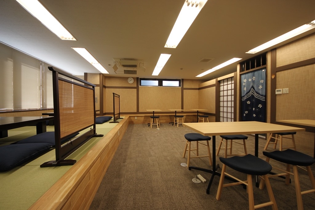 オフィスデザイン実績～藍色と木目で表現した、京都らしさを感じるさせるオフィス