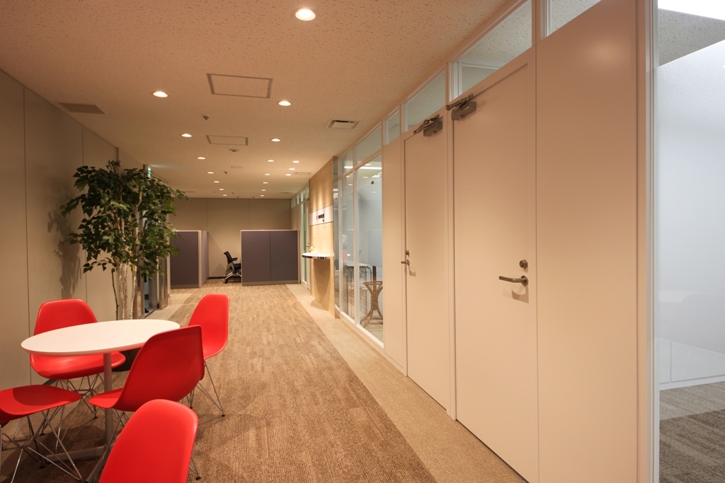 オフィスデザイン実績～グリーンのアクセントウォールと明るい木目の未来につながるオフィスデザイン