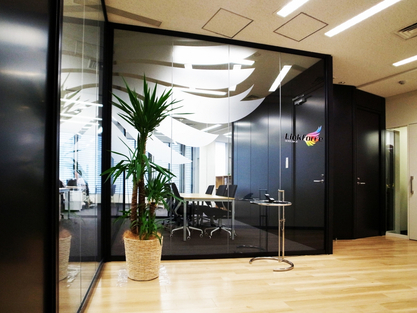 オフィスデザイン実績～ダイナミックな斜めのレイアウトとガラスで、インパクトを大事に。					