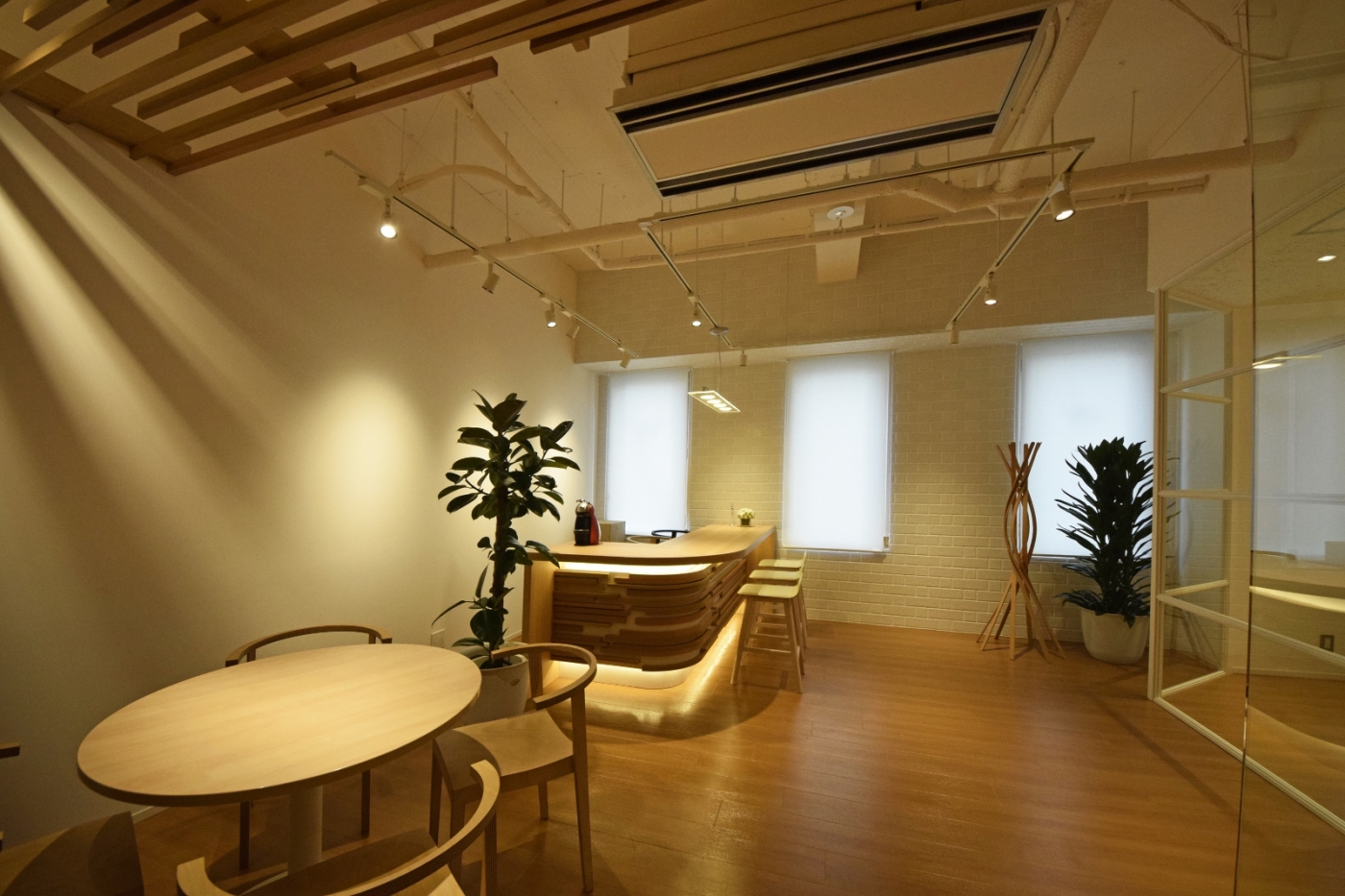 オフィスデザイン実績～垂木の重なりから木漏れ日が降り注ぐ、家のように暖かい「ぬくもり」オフィス					