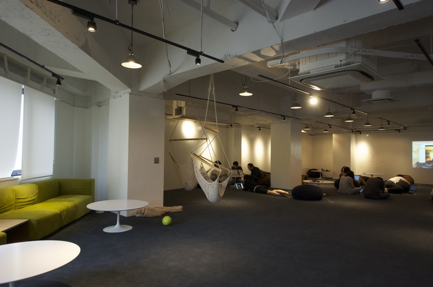 オフィスデザイン実績～フリースペースとワークスペースが融合した、エンジニアのためのオフィス