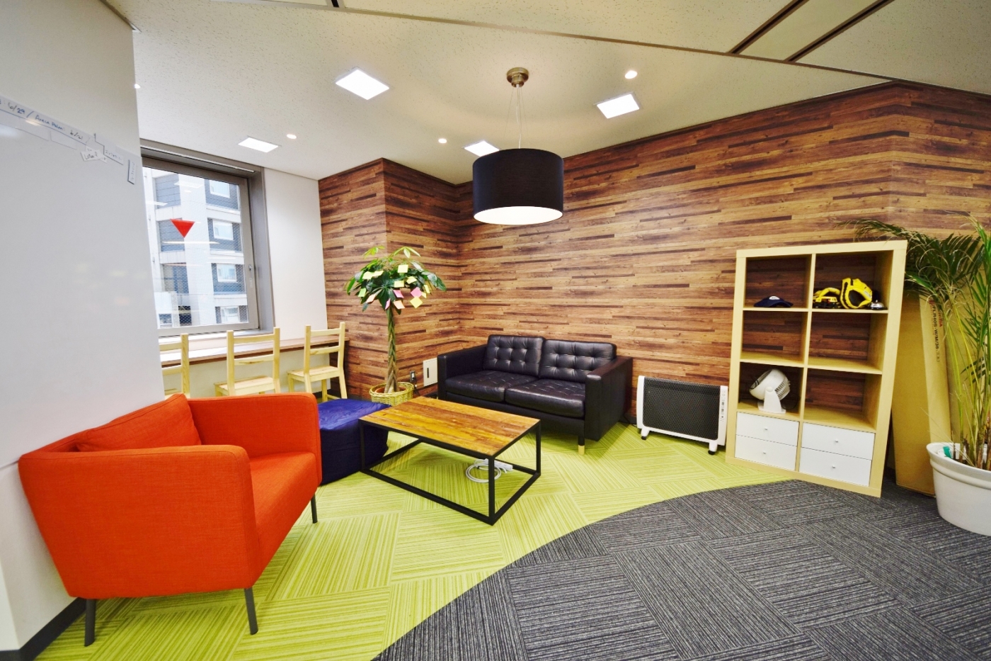オフィスデザイン実績～アールのエントランスが印象的な、グローバル展開を表現したエントランス					