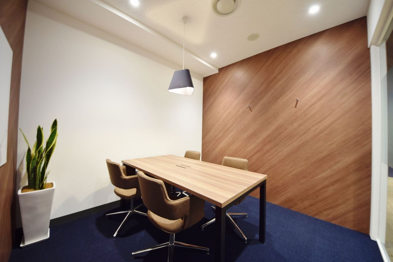 オフィスデザイン実績～スタイリッシュ × 信頼感　透明感の中に温かみのあるショーケースオフィス