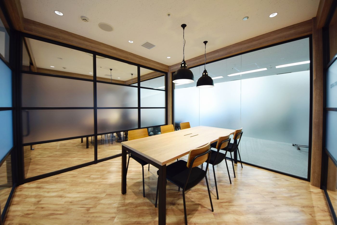 オフィスデザイン実績～カフェの様な温かさと、インダストリアルでクールな要素を融合させたハイブリッドオフィス