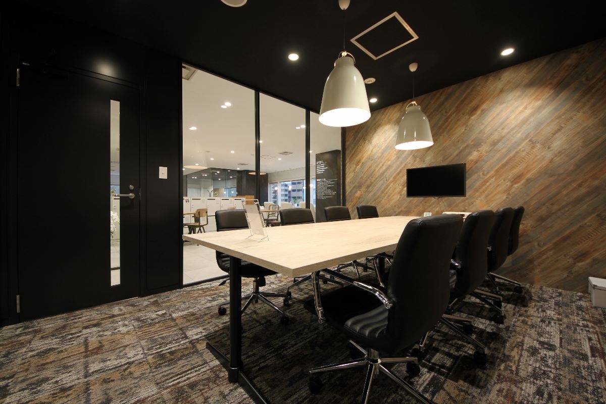 オフィスデザイン実績～木目柄でブラックフレームでオフィス空間にアクセントをプラスワン！