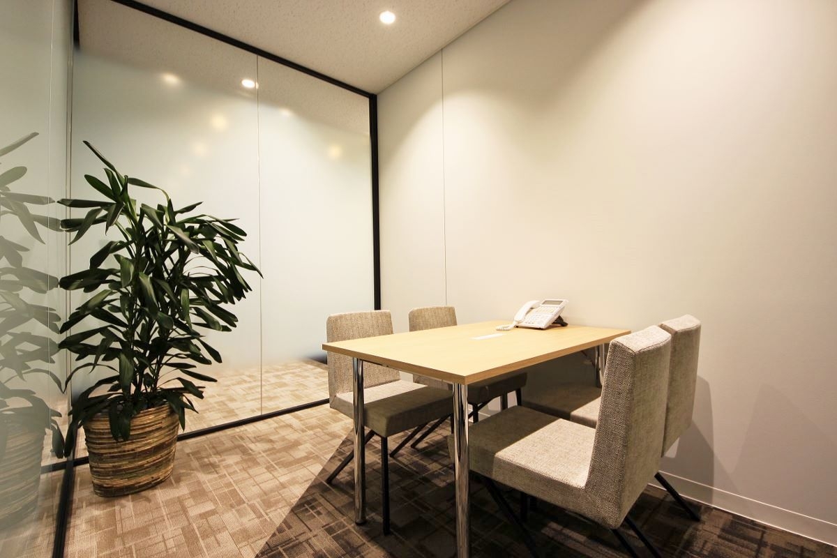 オフィスデザイン実績～木目を基調とした知性を感じるホテルライクなオフィス