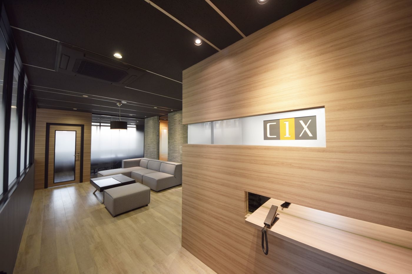 オフィスデザイン実績～ダークトーンを基調にした、アーバンな日本初のデザイナーズオフィス