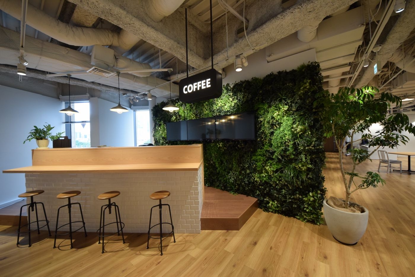 オフィスデザイン実績～自然×テクノロジーが融合した、心地よい空間のオフィス。
