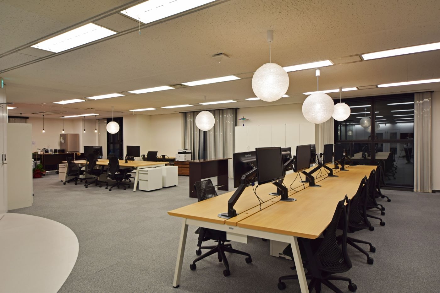 オフィスデザイン実績～ガラス壁で織りなすオープン空間から発信される『BORDERLESS』オフィス