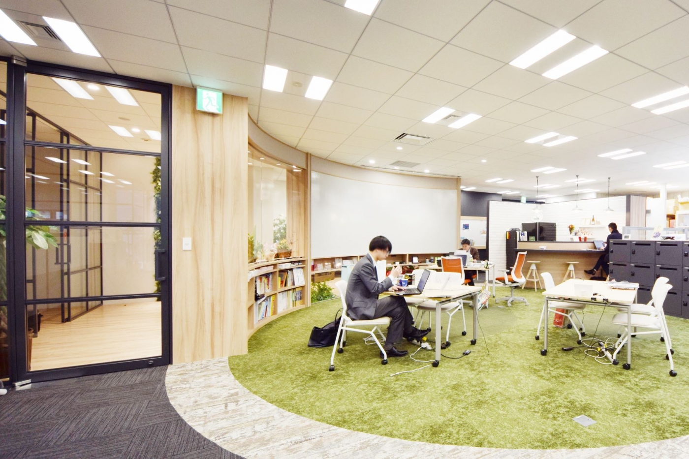 オフィスデザイン実績～働き方に変革を。オフィスの中に公園を取り入れた社員ファーストの空間