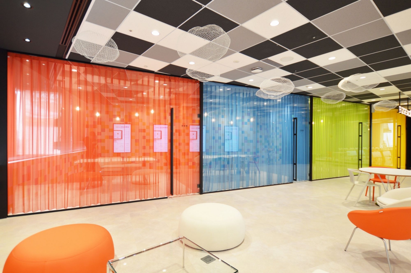 オフィスデザイン実績～色彩とダイナミックさを兼ね備えたインパクトを重視したオフィス