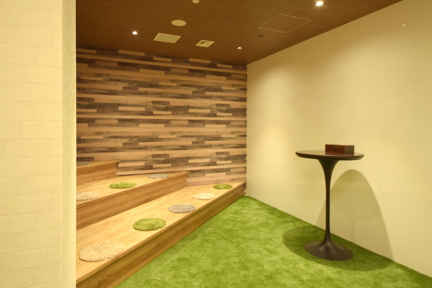 オフィスデザイン実績～Hub Lounge  - クラシカルとカジュアルを融合したボタニカルオフィス -					