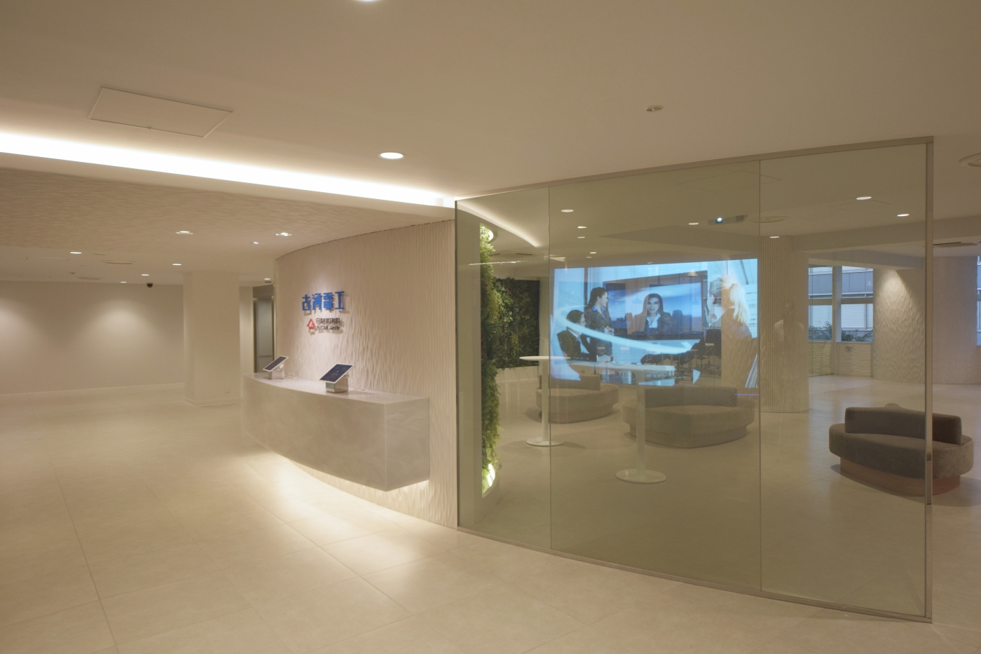 オフィスデザイン実績～白とガラスで統一された革新性を感じられるオフィスエントランス					
