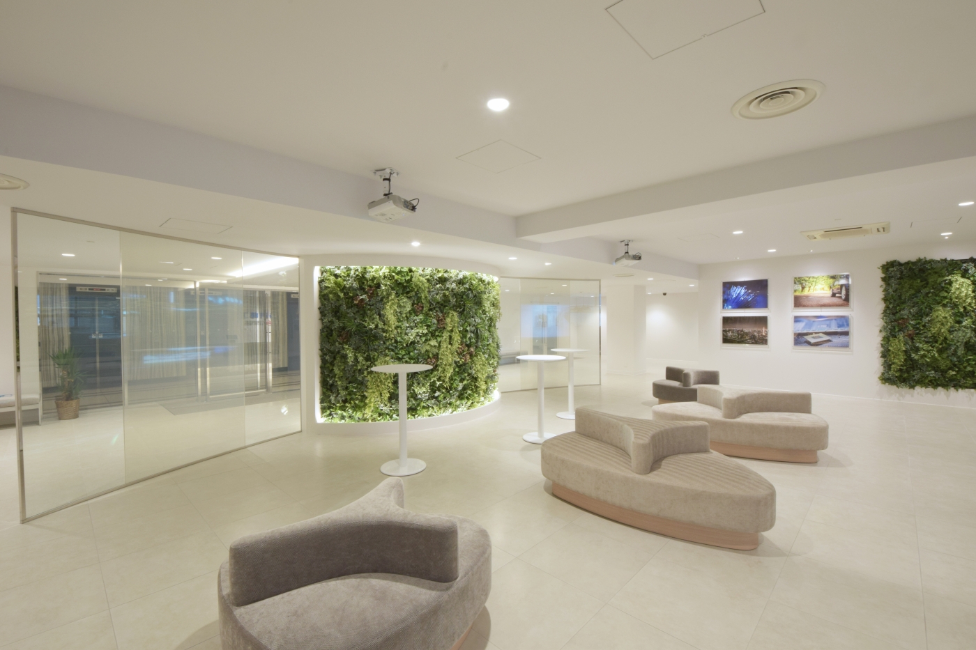 オフィスデザイン実績～白とガラスで統一された革新性を感じられるオフィスエントランス					