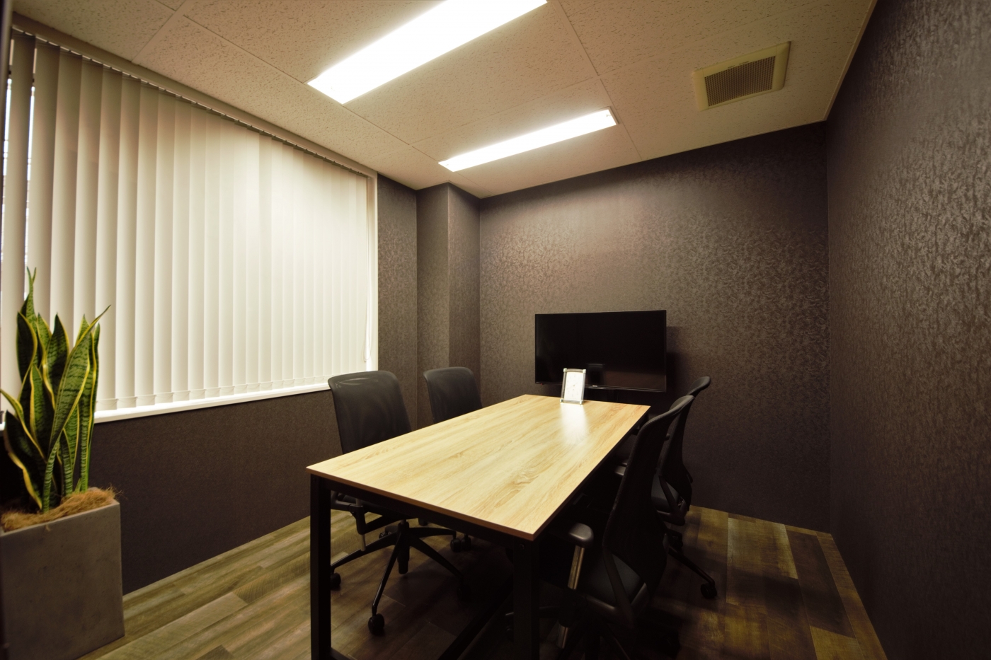 オフィスデザイン実績～重厚感と高級感を兼ね備えたお客様ファーストのオフィス　					