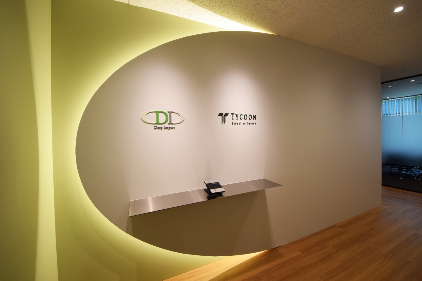 オフィスデザイン実績～曲線と間接照明がその存在感を浮かび上がらせるデザイナーズオフィス