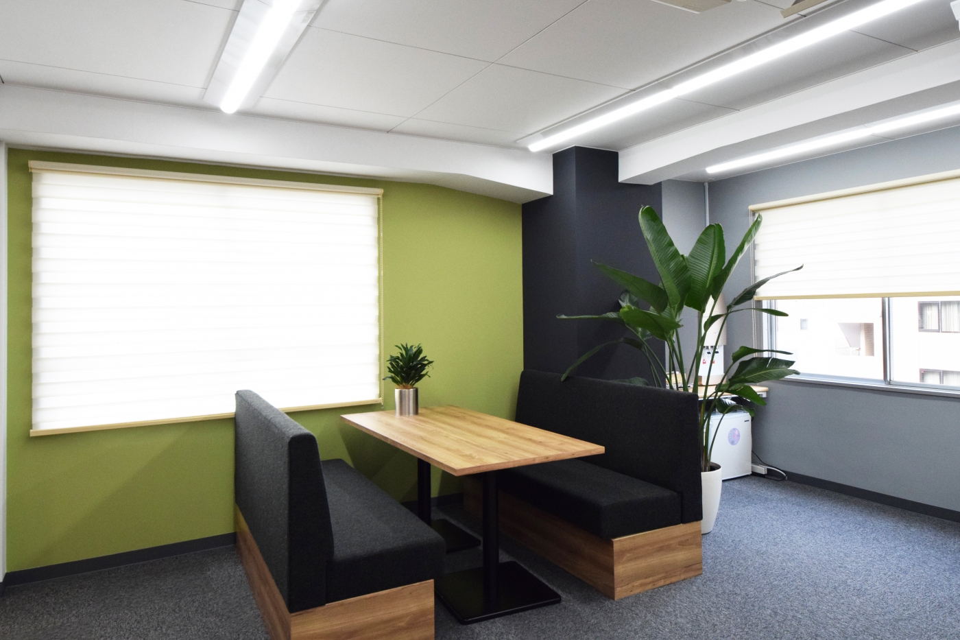 オフィスデザイン実績～白の磁器タイルと木目のデザインで「シンプルに、スマートに」を体現できるオフィス