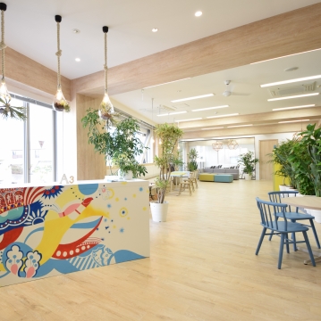 木の温かさと色彩豊かなデザインで「繋がり」「広がり」を表現したオフィス