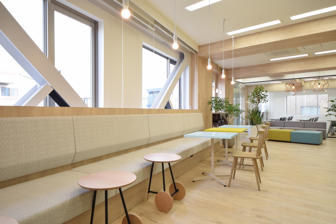 オフィスデザイン実績～木の温かさと色彩豊かなデザインで「繋がり」「広がり」を表現したオフィス