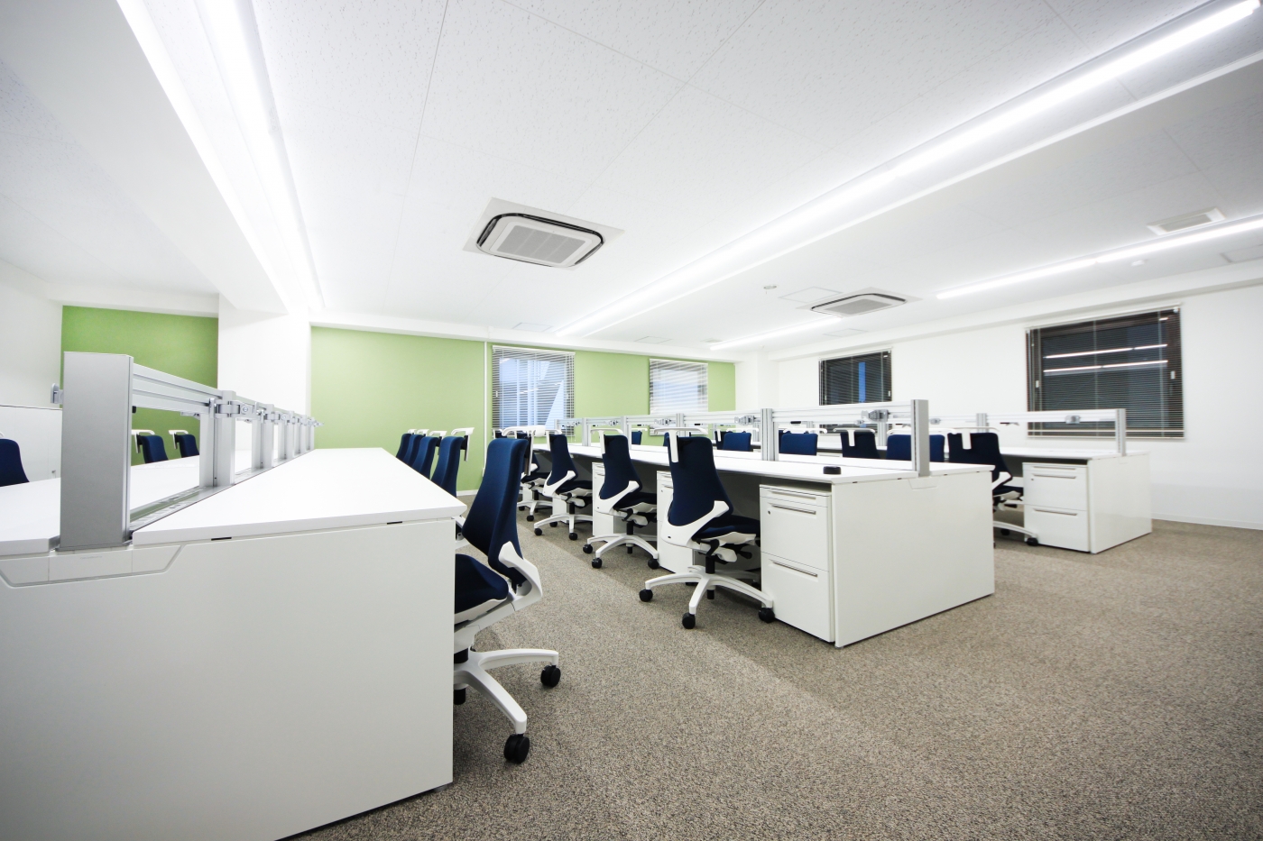 オフィスデザイン実績～コーポレートカラーを取り入れた幾何学的な模様が会社の思いを表現するオフィス空間