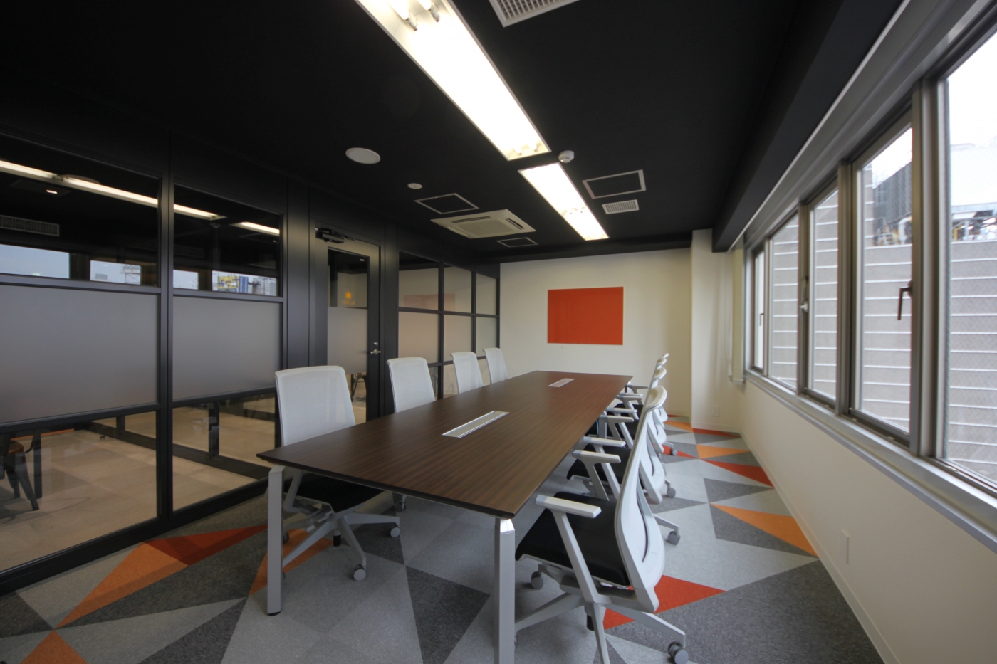 オフィスデザイン実績～1フロア借りをうまく活用し、デザインと機能性が融合したオフィス