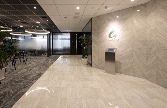 オフィスデザイン事例|白から黒に至るグラデーションで演出した、光溢れるオフィス空間。
