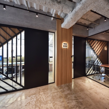 特徴的なエントランス、デザイン家具やアートが目を引くオフィス空間