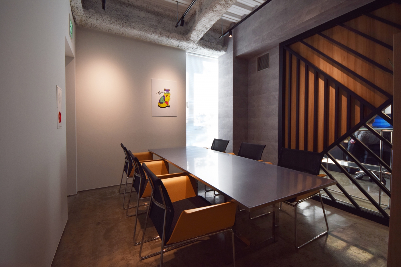 オフィスデザイン実績～特徴的なエントランス、デザイン家具やアートが目を引くオフィス空間