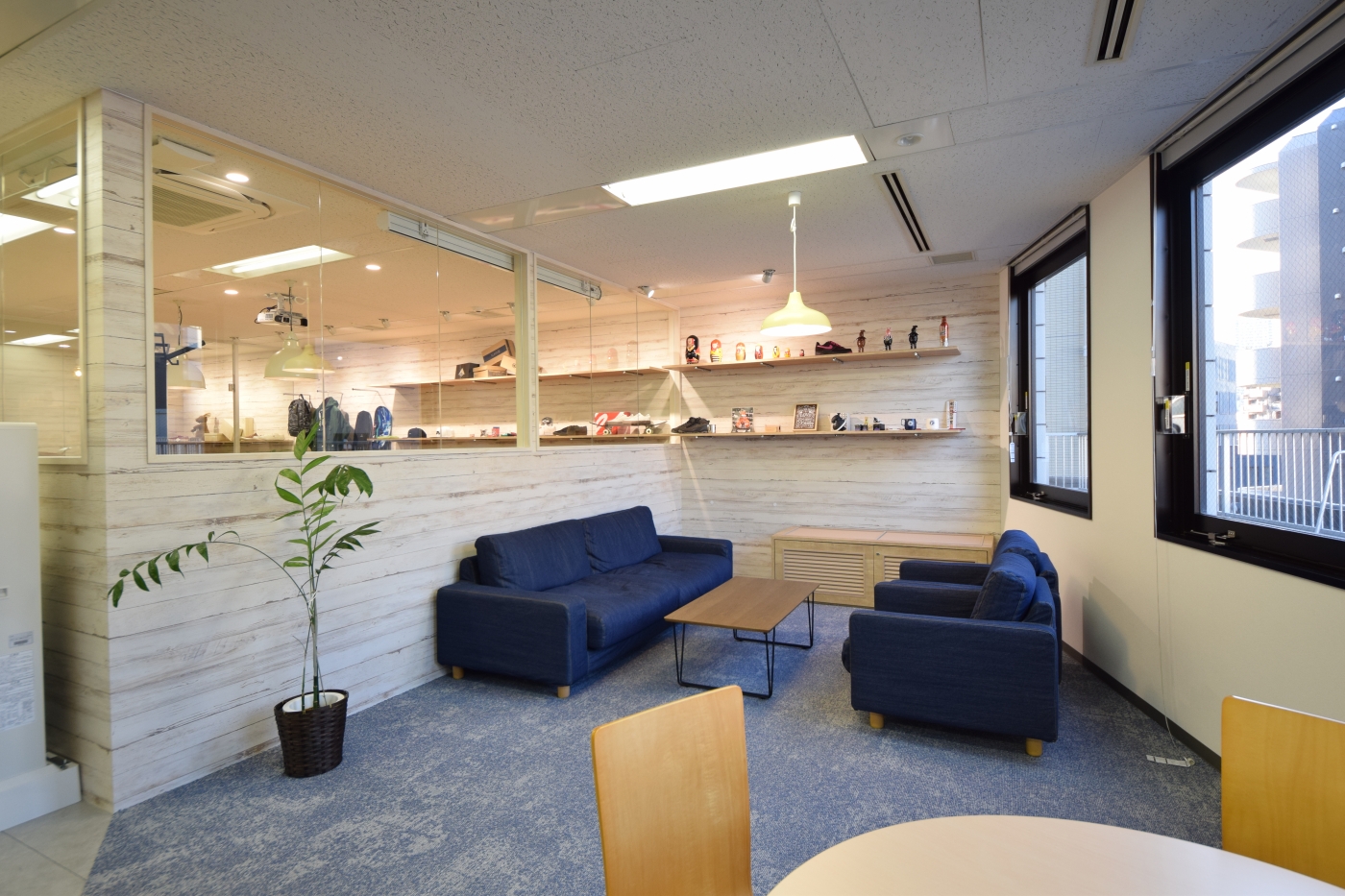 オフィスデザイン実績～2社が共創し、無機質材(ガラス)と有機質材(木)が融合するオフィス