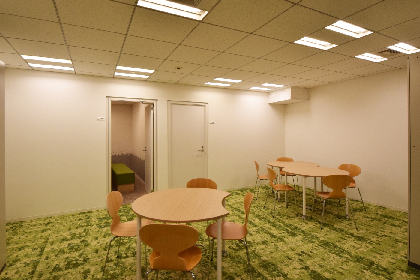 オフィスデザイン実績～オリコムブルーと個性の色で彩るパレットオフィス