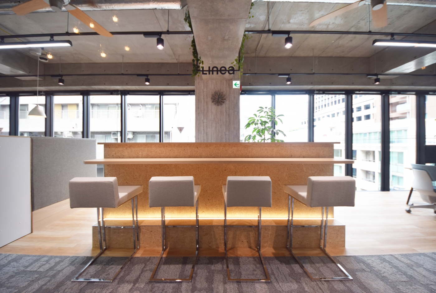 オフィスデザイン実績～ガラスに囲われた会議室が特徴的。スケルトン天井で開放感溢れるオフィス